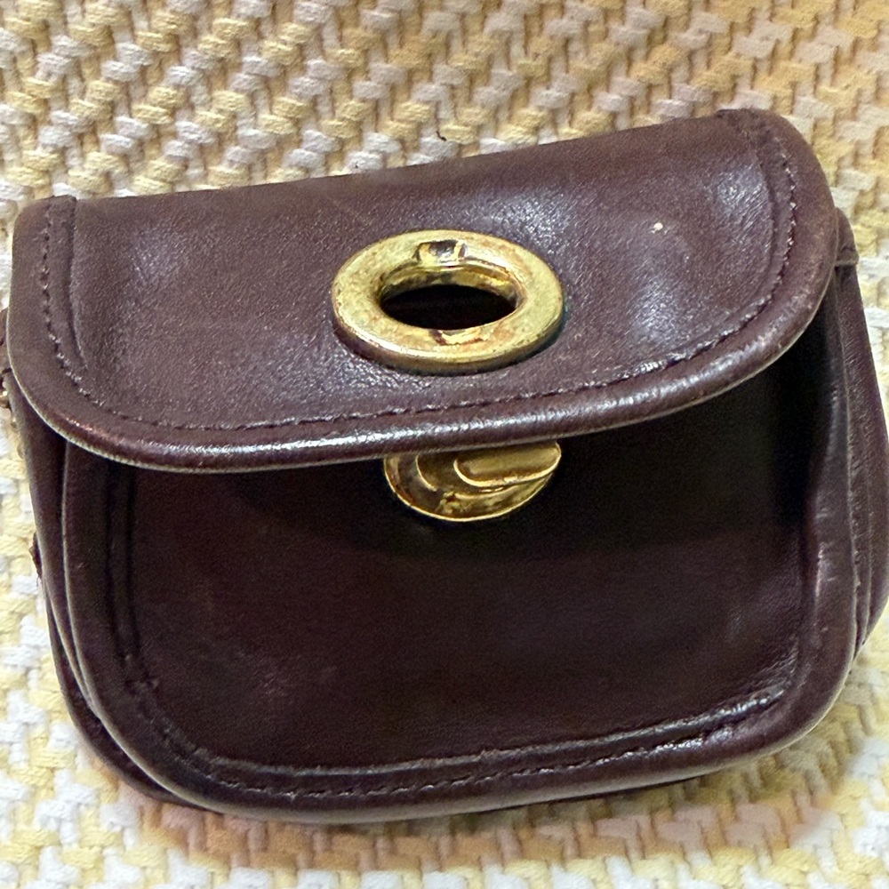 Vintage Coach City
Key Fob / Coin Pouch/Air-pod Case - Picture 2 of 12